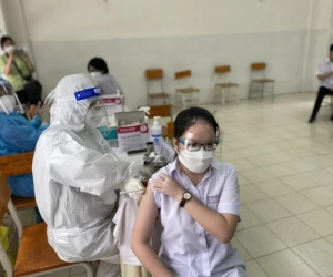 Tiêm vaccine Covid-19 cho trẻ em: Cha mẹ lưu ý gì khi theo dõi tại nhà, chế độ dinh dưỡng đảm bảo ra sao?