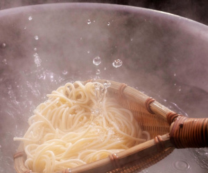 Ăn mì tôm như thế nào cho đúng cách?