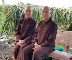Tiếp tục xôn xao hình ảnh Diễm My đã xuống tóc, mặc đồ lam vui vẻ ngồi chụp ảnh bên cạnh Lê Thanh Huyền Trân