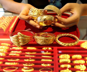 Giá vàng trong nước giảm nhẹ, vẫn cao hơn thế giới 8,8 triệu đồng/ lượng