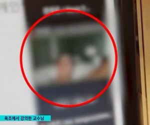 Giảng viên dạy online không mở camera, 2 giây 'trượt tay' bật nhầm khiến toàn bộ sinh viên không dám ngồi học tiếp vì quá sốc và bối rối