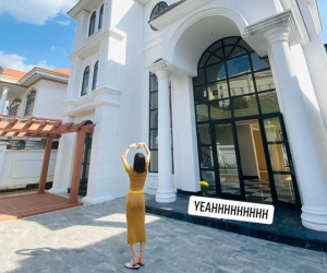Biệt thự mới bị rao bán với giá 3,6 tỷ đồng, Lệ Quyên dở khóc dở cười: '3,6 tỷ chắc cũng đủ tiền mua cái cổng'