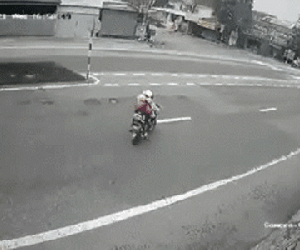 Video: Xe máy điện bị ô tô tải đâm văng xa hàng trăm mét sau pha sang đường cẩu thả