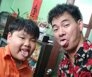 Xuân Bắc 'thị phạm' kể chuyện hài cho Bi Béo, 2 con cười ngặt nghẽo không phải vì câu chuyện
