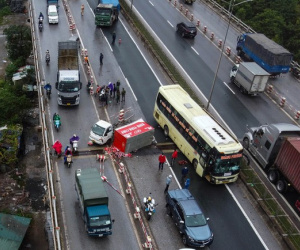 Hà Nội: 4 ô tô va chạm liên hoàn, đường trên cao ùn tắc gần 15 km trong nhiều giờ