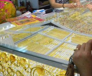 Giá vàng hôm nay 30-10: Giảm mạnh, USD đảo chiều tăng giá