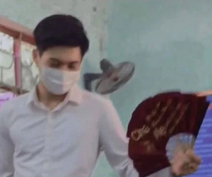 Nữ sinh ngủ gục trong lớp, thầy giáo đứng cạnh phe phẩy quạt vẫn không hay, nhưng dân mạng chỉ chú ý vào chiếc visual quá soái ca của thầy