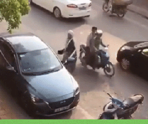 Thấy chồng chở nhân tình trên phố, vợ chặn đầu xe cầm mũ bảo hiểm lao vào đánh chửi tới tấp