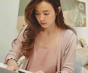 Hậu bán 21 lô đất, Midu tiếp tục khoe không gian công ty riêng: Bày trí tối giản theo mong muốn, nhìn là thấy giàu!