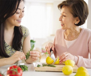 Về quê ở cữ, nàng dâu đỏ mặt thấy cảnh trong phòng ngủ của mẹ chồng
