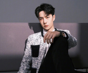Vương Nhất Bác 'đốn tim' fan nữ với hai tạo hình trang phục chuẩn soái ca