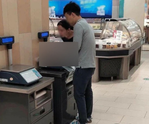 Sốc với hành động của đôi vợ chồng đang lúi húi làm ở quầy cân thực phẩm, dân mạng ai cũng tá hoả