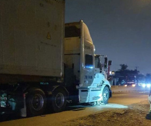 Người lái chết, xe máy bị cán nát dưới gầm container trên Quốc lộ 1