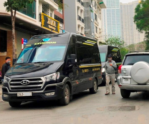 Xe hợp đồng vô tư hoạt động 'chui' trên nhiều địa bàn Hà Nội