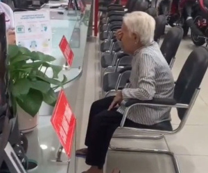 Xót xa cụ bà bật khóc bước ra từ cửa hàng bán xe, 90 tuổi vẫn còng lưng trả nợ cho cháu 2 năm chưa hết