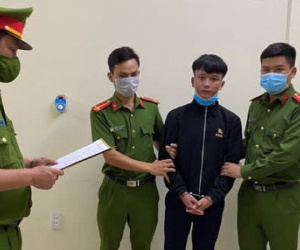 Khởi tố, bắt tạm giam 2 kẻ tấn công dã man nam sinh trước cổng trường