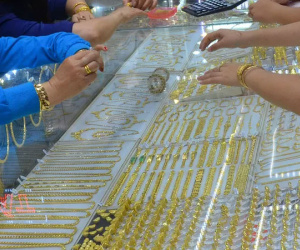 Giá vàng hôm nay 2-11: Vọt lên khi giới đầu tư thôi nắm giữ USD