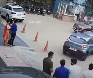 Video: Vừa mua xe ra khỏi đại lý, người đàn ông đâm luôn vào tường