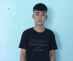 Thanh niên cầm dao rượt đuổi 1 thượng uý công an