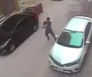 'Cẩu tặc' chém vỡ gương ôtô, cướp xe máy của người dân