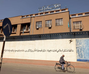 Người dân Afghanistan được rút tối đa 400 USD/tuần