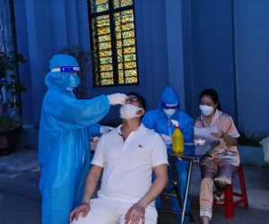 Điều trị tại bệnh viện về, test nhanh hai vợ chồng dương tính SARS-CoV-2
