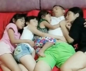 Mẹ đăng ảnh cả nhà ngủ chung, phát hoảng với tư thế ngủ của bố và 3 con gái, hôm sau lập tức chuyển con ra phòng riêng