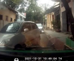 Video: Nữ tài xế kiên quyết không nhường đường dù là 'kẻ đến sau'