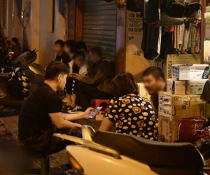 Người Hà Nội bắt đầu chủ quan dù dịch đang phức tạp: Vẫn tụ tập ăn uống vỉa hè sau 21h, công an ra quân nhắc nhở