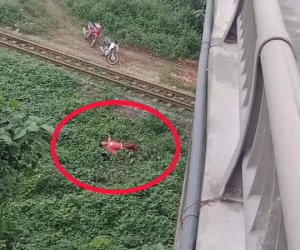 Khoảnh khắc ám ảnh: Chiếc xe máy bất ngờ mất lái lao vào thành cầu, người rơi xuống vực