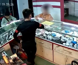 Tình huống khó đỡ: Người phụ nữ lớn tiếng với chủ cửa hàng điện thoại 'mày phải mua, đưa tiền đây' với lý do không thể ngờ