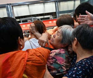 Siêu thị Trung Quốc tắc nghẽn vì dân hoảng loạn như 'ngày tận thế': Có người mua 300kg gạo