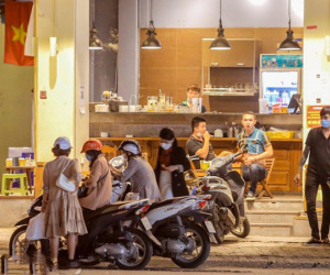 Nhiều hàng quán 'lờ' quy định phòng dịch, thản nhiên hoạt động sau 21 giờ