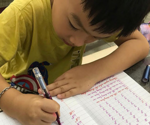 Cô chê con viết chữ xấu, phụ huynh đáp trả 'sau này dùng điện thoại là chủ yếu nên không lo', dân tình gật gù: 'Lương 6 nghìn đô ai thèm quan tâm chữ viết!'