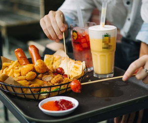 Nhóm lạ ở Hà Nội: Đến quán ăn miễn phí, về chủ còn trả thêm tiền