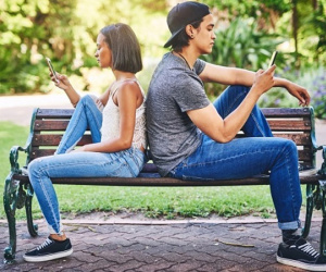 Vợ chồng quen nhau qua mạng thường ly hôn sớm hơn