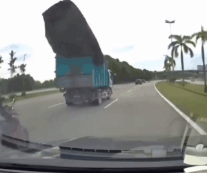 Clip: Bạt phủ rơi trúng xe máy, 2 người thoát chết dưới bánh container