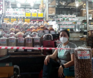 Tiểu thương ở TP.HCM dè dặt nhập bánh, kẹo Tết