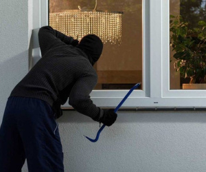 Cay cú vì đột nhập vào nhà mà không khoắng được gì, tên trộm viết thư 'cà khịa' chủ nhà: 'Không có tiền còn bày đặt khóa cửa'