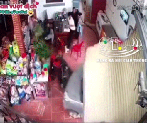 Clip: Nữ tài xế mất lái húc ô tô đổ cửa nhà dân khiến 4 người đàn ông hoảng sợ