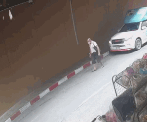 Video: Trần bê tông đổ sập trước mặt, người đàn ông thoát chết khó tin