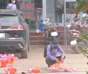 Xót xa hình ảnh người đàn ông bán hàng rong bị xế hộp đè bẹp lợn đồ chơi, dân tình tranh cãi: Đúng sai không quan trọng bằng tình người!