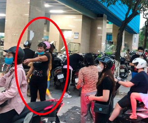 Nhiều bãi trông xe 'lậu' bủa vây ga tàu Cát Linh