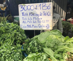 Anh bán rau với slogan rất mạnh bạo khiến ai cũng 'giật mình', lại còn bắt trend cực đỉnh nữa chứ!