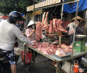 Chợ tự phát nhộn nhịp sau giãn cách