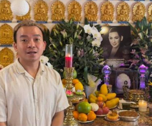 Wendy cùng ông xã đọc kinh cầu nguyện trong ngày cúng thất thứ 6 của cố ca sĩ Phi Nhung
