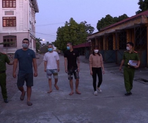 Cháu gái nợ tiền không trả, nhà nội liên tục bị 'nã bom bẩn'