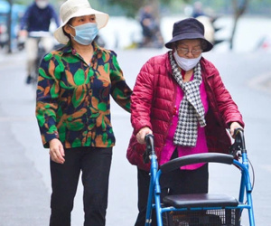 Ảnh: Hà Nội đón không khí lạnh mạnh nhất từ đầu mùa, người dân co ro trong sáng thứ Hai đầu tuần