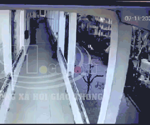 Camera an ninh ghi lại cảnh nam sinh lớp 10 rơi từ lan can tầng 3 xuống sân trường tử vong