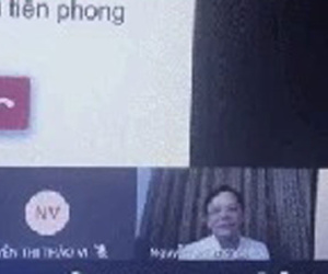 Thầy đang say sưa dạy online, nam sinh làm một hành động khiến thầy im bặt, không dám nói thêm câu nào vì quá sợ